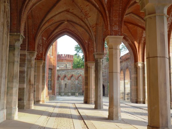hala podjazdu - tu przyjeżdżano i wysiadali goście pałacowi, a czy na bal czy tylko w gościnę a może na przyjęcie - dopisywać nie polecano !...