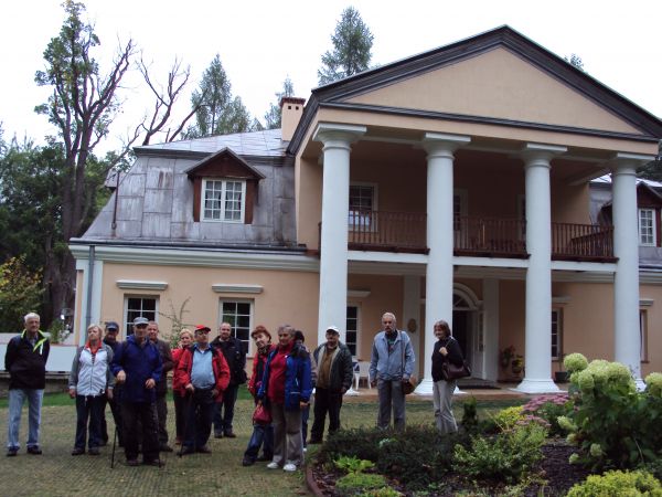 przed dworem, klasycystycznym, z przeł. XVIII i XIX wieku, dwukondygnacyjna dostojna siedziba szlachecka z efektownym portykiem kolumnowym i balkonem, w otoczen