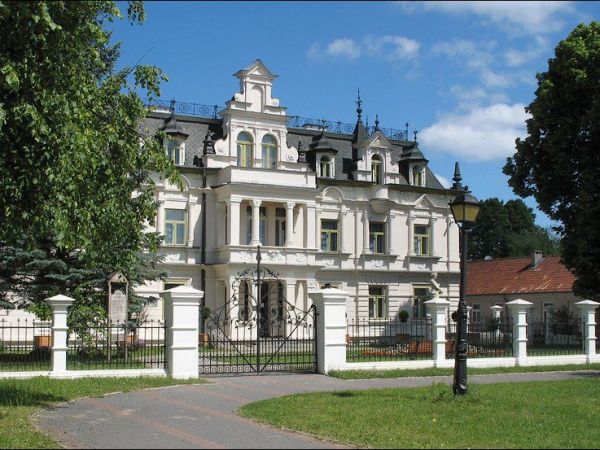 Pałac Buchholtzów - tu zamieszkał razem z żoną Adelą znany łódzki przemysłowiec Adol Buchholtz. Obecnie w pałacu mieści się Państwowe Liceum Sztuk Plastycznych.