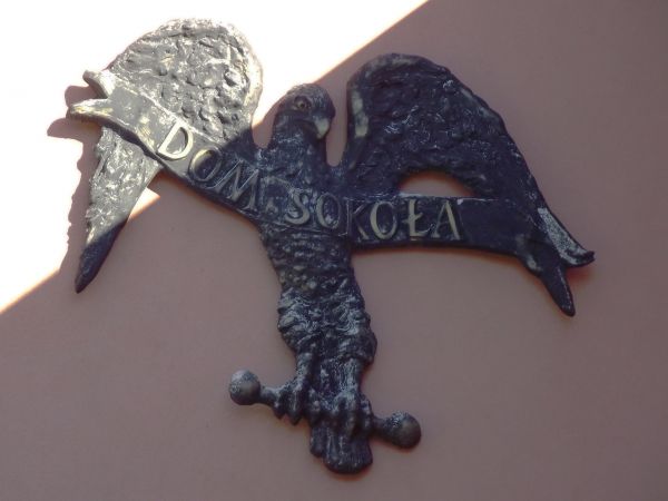 na budynku / siedzibie Towarzystwa Gimnastycznego - "Dom Sokoła".