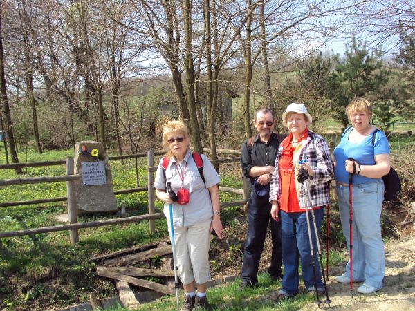 przy drodze na Stachanów - obelisk dot. : j/w.