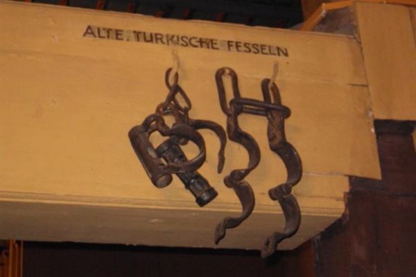 na belce tęczowej - od strony ołtarza ! - wota - tu, n/z tureckie kajdany, proszę pytać ks. przewodnika też o inne wota i dziejowe przesłania - warto ! tam głow