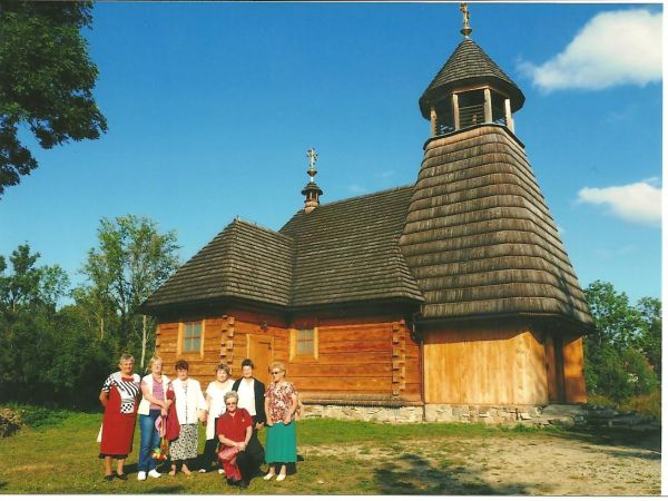 przed kościółkiem - społecznie budowanym przez 5 lat - poświęconym w grudniu 2010r. - zdjęcie z uroczystości odpustowych 26 sierpnia 2015r.