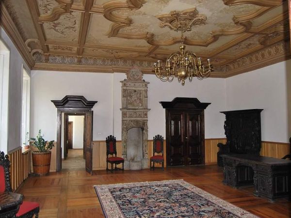 Pałac w Waplewie Wielkim. Na zdjęciu t.zw. Sala Gdańska z renesansowym kominkiem.