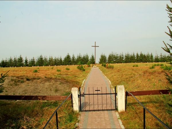 Cmentarz wojenny w Korzenicy. Cmentarz z lat 1915-16. Leżą na nim żołnierze trzech wrogich armi - rosyjskiej , austo-węgierskiej i niemieckiej , którzy zginęli