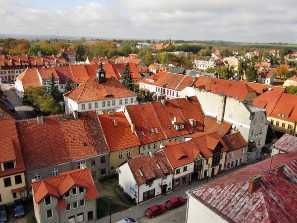 Widok z wieży zamkowej na reszelską starówkę.