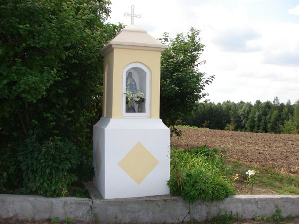 Kiedyś kapliczki i figury świętych stanowiły drogowskazy i punkty orientacyjne: stały najczęściej na skrzyżowaniach dróg, przy wjeździe do wsi i w jej centralny