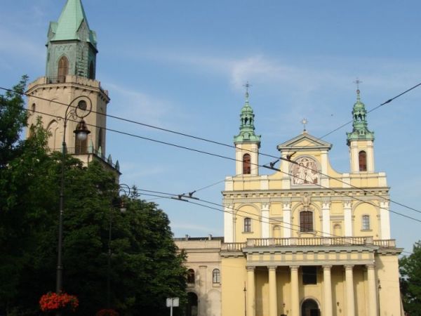 Plac Katedralny. Wieza Trynitarska i  
Archikatedra - pierwotnie kościół jezuitów, zbudowany w latach 1586-1604, jeden z najstarszych barokowych kościołów poza