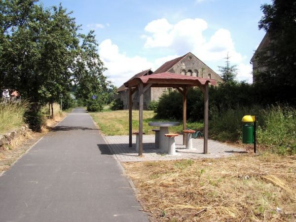 Droga rowerowa powstała na miejscu torów kolejowych. Długość drogi wynosi ok.8km. i prowadzi do Lwówka Śląskiego. Co kilka kilometrów znajduje się miejsce do od