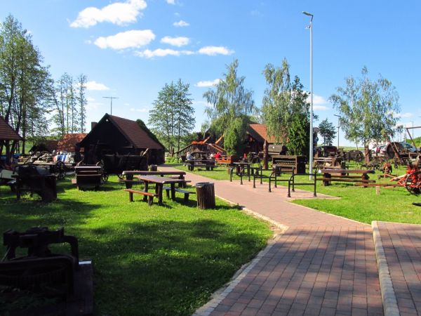 Skansen starych przedmiotów gospodarstwa rolnego oraz domowego, dodatkowo odpoczynek w trakcie podróży drogą nr 25 między Bydgoszczą a Tucholą  przy smacznym je