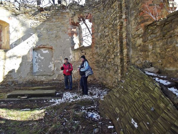 ..."jesienią dach cerkwi / na wielkim wietrze / zakołatał i jak jastrząb uleciał..." - za J.H. - fragment "Elegii łemkowskiej".