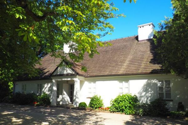 dworek - widziany od strony, gdzie głaz z tablicą upamiętniającą założyciela i projektanta parku - architekta krajobrazu, polecam inne zdjęcia - będą !...