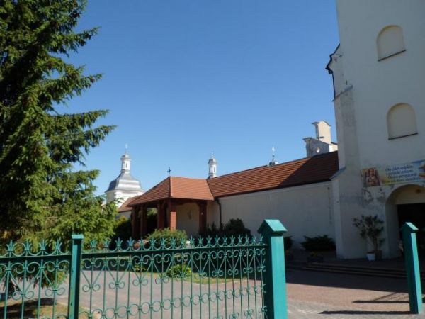 jedno z wejść na teren przykościelny w zespole klasztornym przy Sanktuarium Madonny Skępskiej, Matki Bożej Brzemiennej, Królowej Mazowsza, Kujaw i Ziemi Dobrzyń