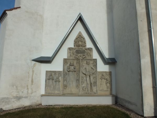 Dobrze zachowane i zabezpieczone epitafium na kościele