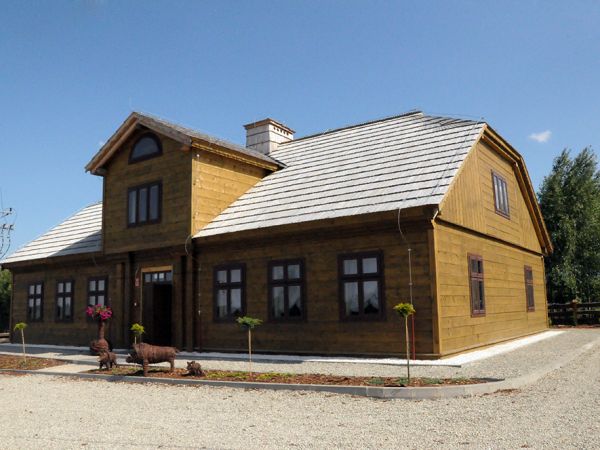 Skansen w Nagawkach. Dom Tkacza, w nim karczma i pokoje pensjonatu.