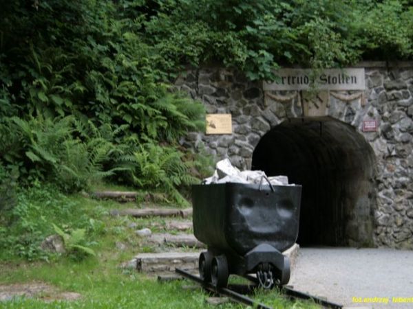 Zwiedzanie rozpoczynamy od "Sztolni Gertruda" (500-metrowy odcinek), część chodników możemy zobaczyć tylko z łodzi, gdyż zostały one zalane wodą na skutek wybud