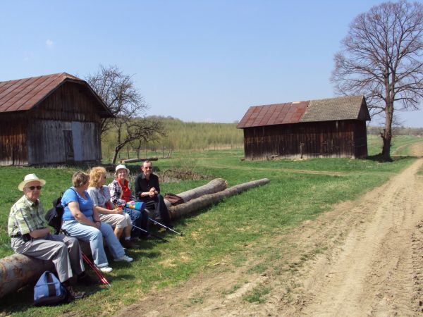 Na terenie przysiółka Stachanów, a polna droga przebiegająca obok - od niiedawna opuszczonych  domostw - służy jako dojazd do wyżej położonych  kośnych łąk i po