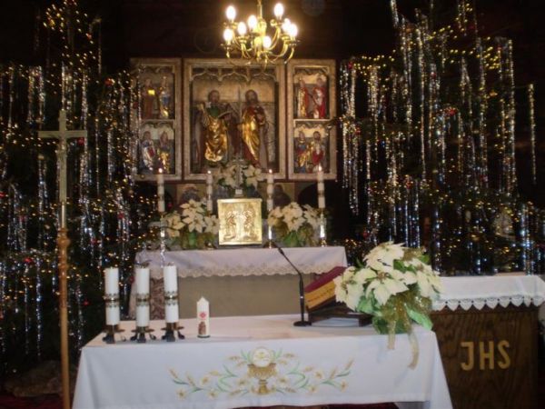 Ołtarz w kościele w Rożnowie