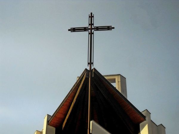 Krzyż na kościele na Łapiszewie pw. Najświętszego Serca Pana Jezusa