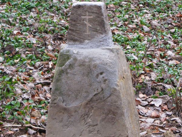 cokół nagrobny - zespolony, kamień oczyszczony i w trakcie konserwacyjnych, rekonstruujących, odtworzeniowych  prac, pewnie krzyż żeliwny będzie osadzony, może