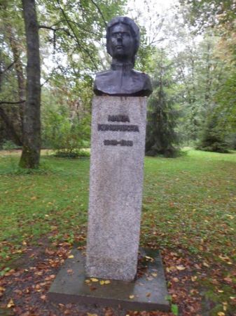 przy alejach parkowych - tu za dworkiem - na postumencie popiersie poetki.