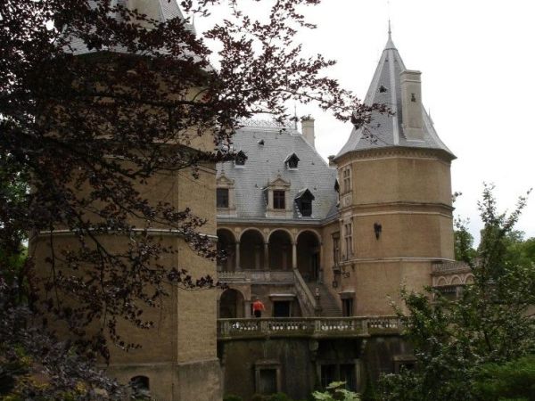 Zamek z XVI wieku byl   siedziba rodu Leszczynskich ktorzy  w XVII w. sprzedali go Sluszkom, a w XIX w. zamek kupl  wlasciciel Kornika - Tytus Dzialynski. Do sw