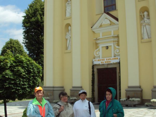 Przed kościołem pw. św. Mikołaja z 1 poł. XVIIIw. W fasadzie posiada dwie wieże, we wnękach tych wież cztery rzeźby z XIXw. Nad gł. wejściem "Oko Opatrzności".