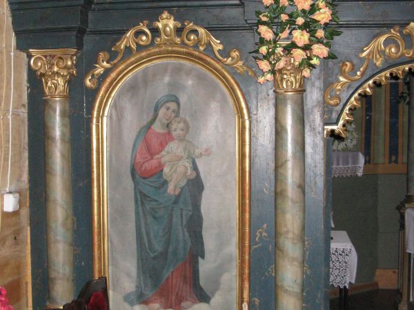 Ikonostas z 1908r., architektoniczny, carskie wrota - ażurowe, z motywem winnej latorośli i dwunastoma tondami z wizerunkami proroków.