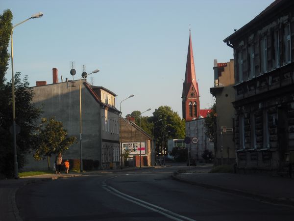 Ulica Grunwaldzka i kościół na starym mieście w Policach