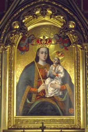 w ołtarzu głównym renesansowy obraz Matki Bożej z Dzieciątkiem z XVI wieku.