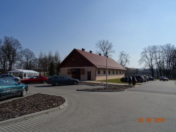 wzorcowo, praktycznie i estetycznie - prezentuje się infrastruktura otoczenia uczelni, za szpalerem starych drzew są trzy stawy hodowlane, kiedyś dworskie, dziś