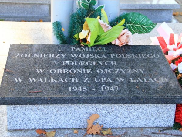 Kaplica na cmentarzu w Kuźminie. Obok znajdują się pięknie utrzymane groby oficerów i żołnierzy Wojska Polskiego poległych w latach 1945-47 w walkach z UPA.