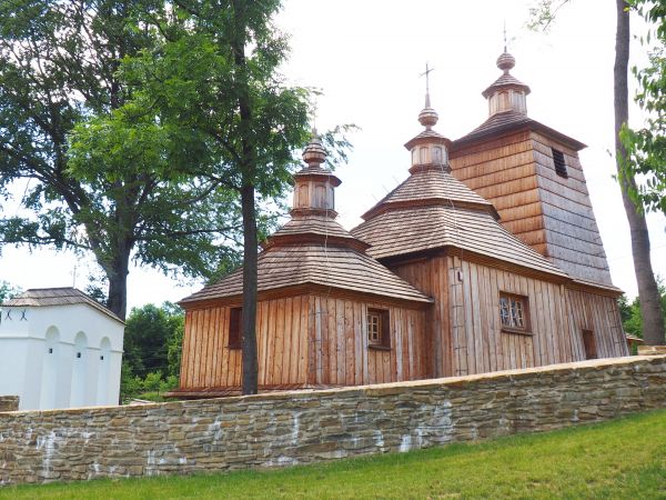 cerkiew po gruntownej odbudowie, otoczona murem z dzikiego kamienia a w nim dzwonnica bramna.