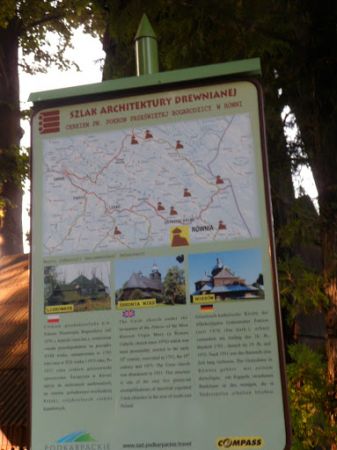 przy cerkwi : plansza z projektu "Szlak Architektury Drewnianej" - tam też Liskowate - to za m. Krościenko, gdzie przejście drogowe z Ukrainą, Średnia Wieś - za
