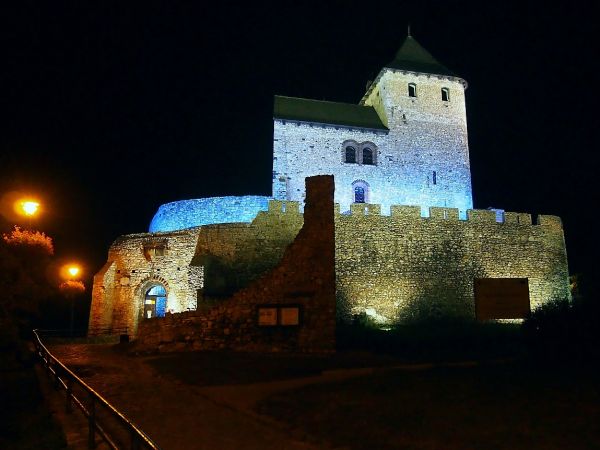 Zamek będziński nocą.