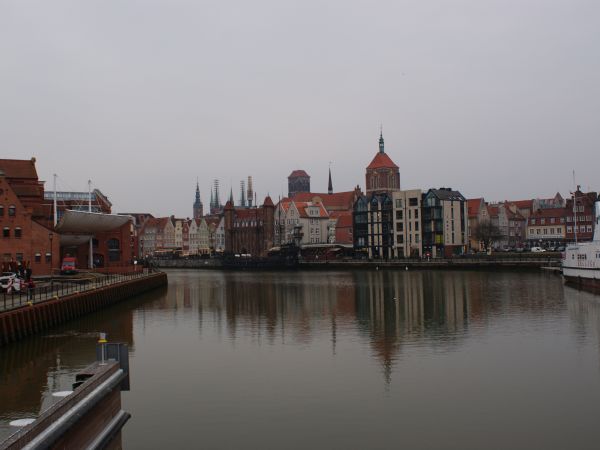 Widok na Filharmonię i starówkę z kładki na Motławie.