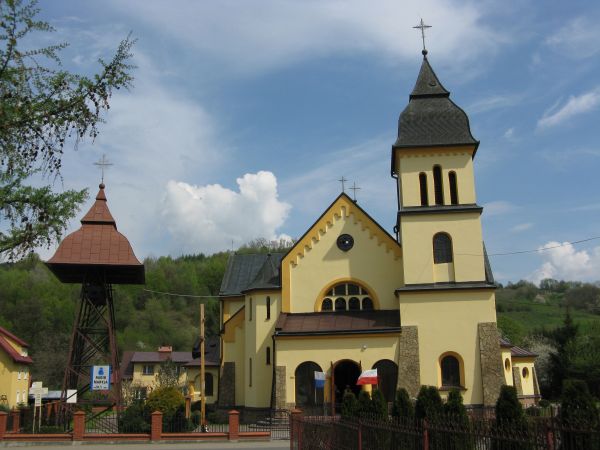 kościół parafialny pw. św. Wojciecha, wzniesiony w latach 1924-33. Murowany, trójnawowy, z wieżą. Odnowiony, ogrodzony stylowym, metalowym płotkiem, otoczenie s