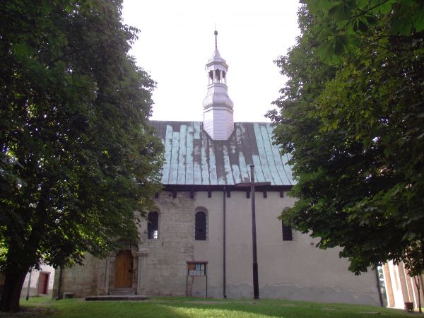 stary kościółek w obrębie sanktuarium - najsławniejszy cel pątniczy diecezji sandomierskiej.