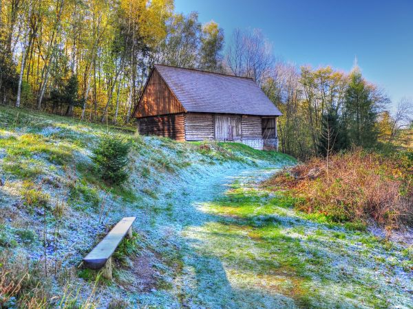 Muzeum Kultury Ludowej Pogórza Sudeckiego jest położone na malowniczym zboczu w wiejskiej dzielnicy Kudowy Zdroju – Pstrążnej.