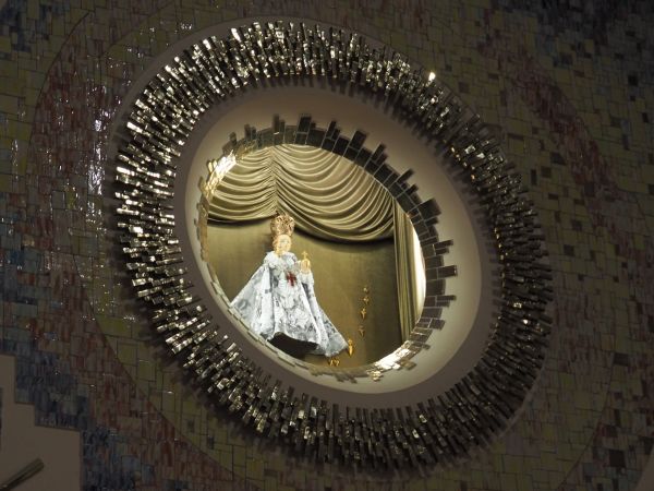 obdarzona kultem i czcią figura Dzieciątka Jezus - w ołtarzu głównym, po odsłonie.