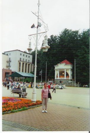 na deptaku - przy pawilonie muzycznym, orkiestry / zespoły przygrywają by kuracjusza pobyt przyjemniejszym był, szlachetnym bardziej. Dzisiejsze oblicze Krynicy