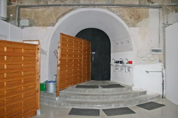 drzwi do synagogi - i tu nic nie jest przypadkowe - bo widzimy umywalki i wieszaki na ręczniki - otóż Żyd przed opuszczeniem synagogi mył ręce - dokonywał abluc