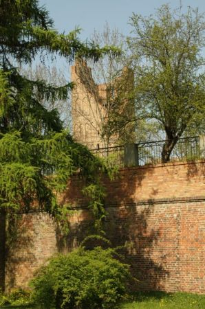 Kościół Św. Mikołaja - widok z fosy