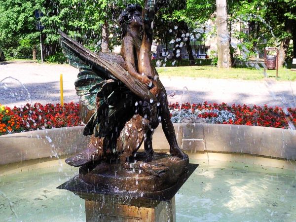 Fontanna przed pałacykiem przy ul. Dehnelów