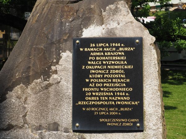 na postumencie Krzyża Jubileuszowego - tablica ku czci i na wspomnienie "Rzeczpospolitej Iwonickiej" - tu w 60 rocznicę Akcji "Burza".