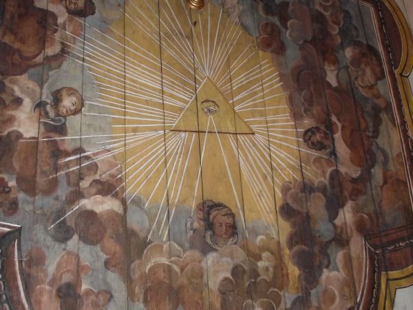 na ścianach i stropie wnętrza zachowała się polichromia figuralna  i iluzjonistyczna, n/z w nawie głównej: polichromia sufitowa - sześciolistny medalion z obłok