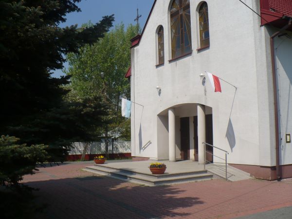 Kościół Parafialny Najświętszej Marii Panny Królowej Polski  w Brzostkowie w miesiącu Matki Bożej - maju    . Tutaj zaczyna się droga  życiowa  katolika Chrztem