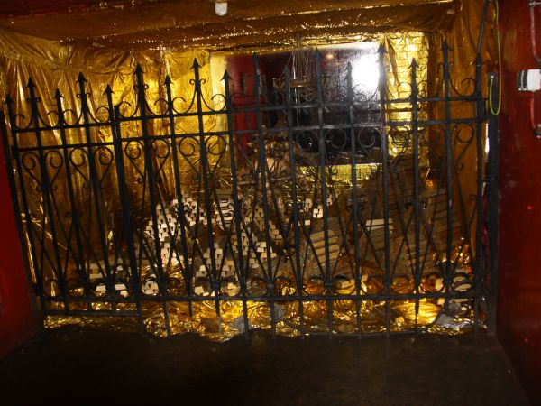 a może ktoś pamięta film pt. "Historia żółtej ciżemki" - jakoś to wspomnienie tu mi "pasuje"...