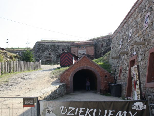 jedyna na terenie Polski twierdza górska, największa budowla forteczna na Starym Kontynencie, z najwyżej położonym bastionem basztowym - donżonem,  tu n/z obiek