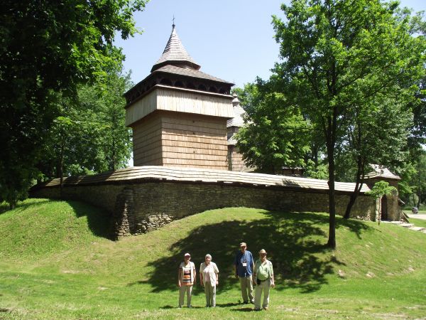 przed zespołem cerkiewnym:dzwonnicą i cerkwią oraz murowanym kamiennym parkanem - z przewodnikiem PTTK z Roztocza p. Leszkiem Plebańskim. Warto też poinformować